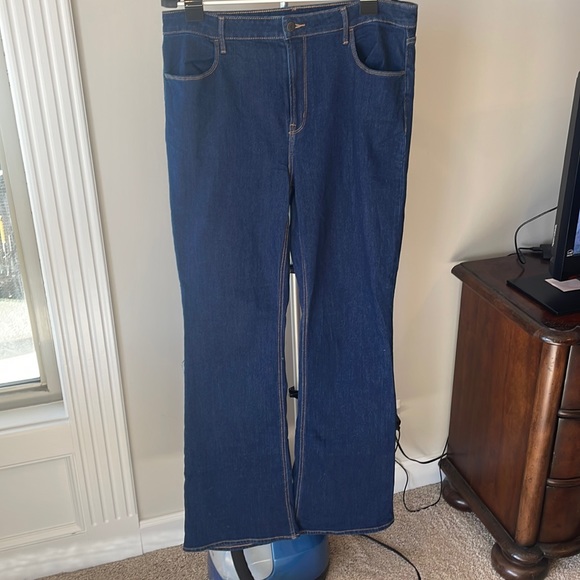 Never worn Old Navy Flare Jeans - Picture 1 of 7